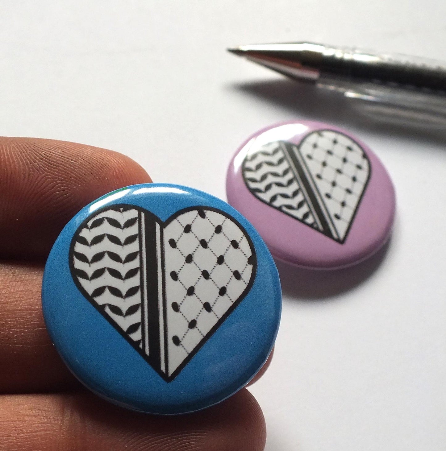Palestine Keffiyeh Print Awareness Pin – Heart Flag Badge with Palestinian Embroidery Pattern – Vinyl Metal Button for Bags & Clothes