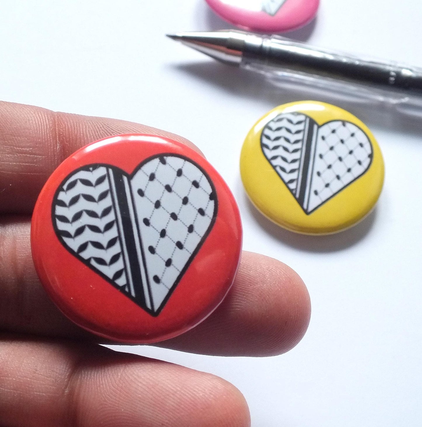 Palestine Keffiyeh Print Awareness Pin – Heart Flag Badge with Palestinian Embroidery Pattern – Vinyl Metal Button for Bags & Clothes