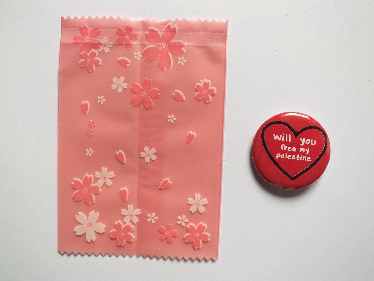 Pro-Palestine Pins - Round Solidarity Badge – Palestinian Flag and Keffiyeh Print – Perfect Activist Gift or Statement Pin