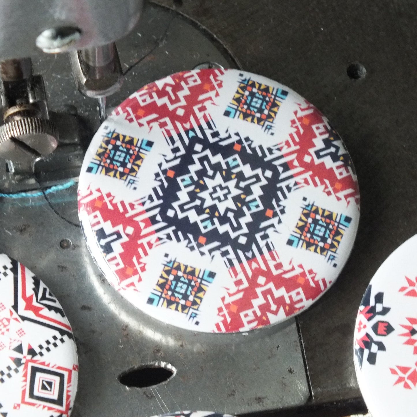 Protest Art Badge – Palestine Design with Keffiyeh & Tatreez Embroidery Pattern Print – Bold Vinyl Metal Pin for Justice Supporter