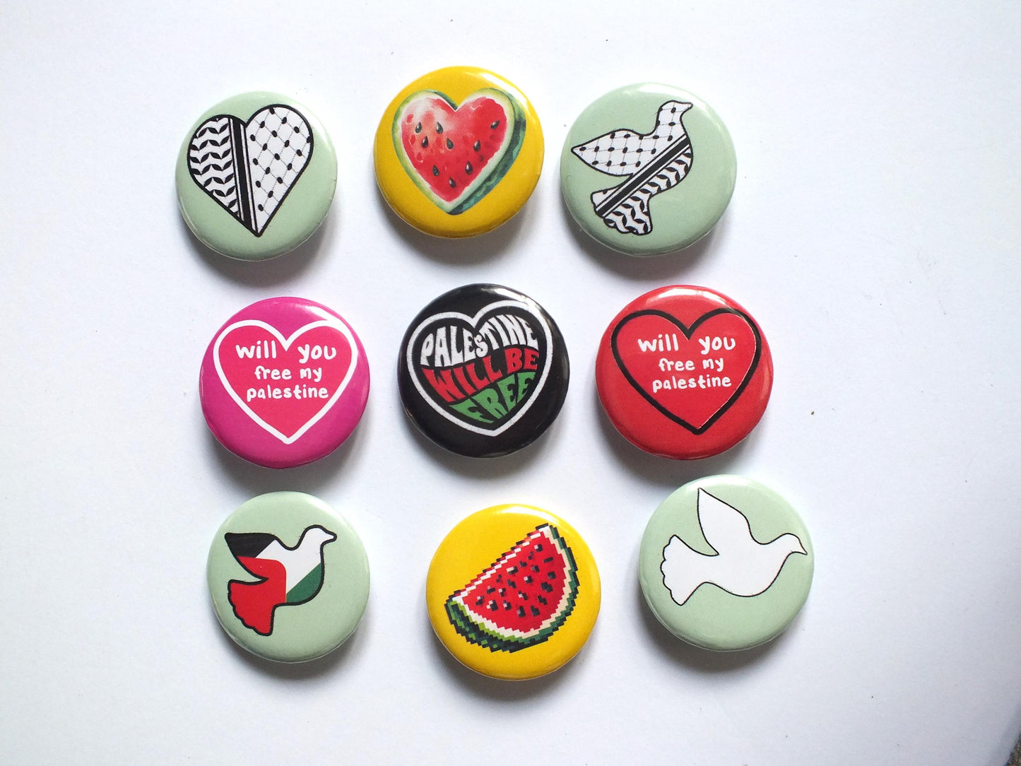 Pro-Palestine Pins - Round Solidarity Badge – Palestinian Flag and Keffiyeh Print – Perfect Activist Gift or Statement Pin