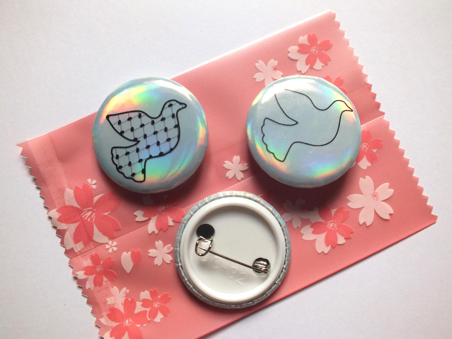Holographic Peace Dove Keffiyeh Pin – Palestine Solidarity Badge for Jacket, Bag or Gift – Cultural Protest Accessory Gift for Activist