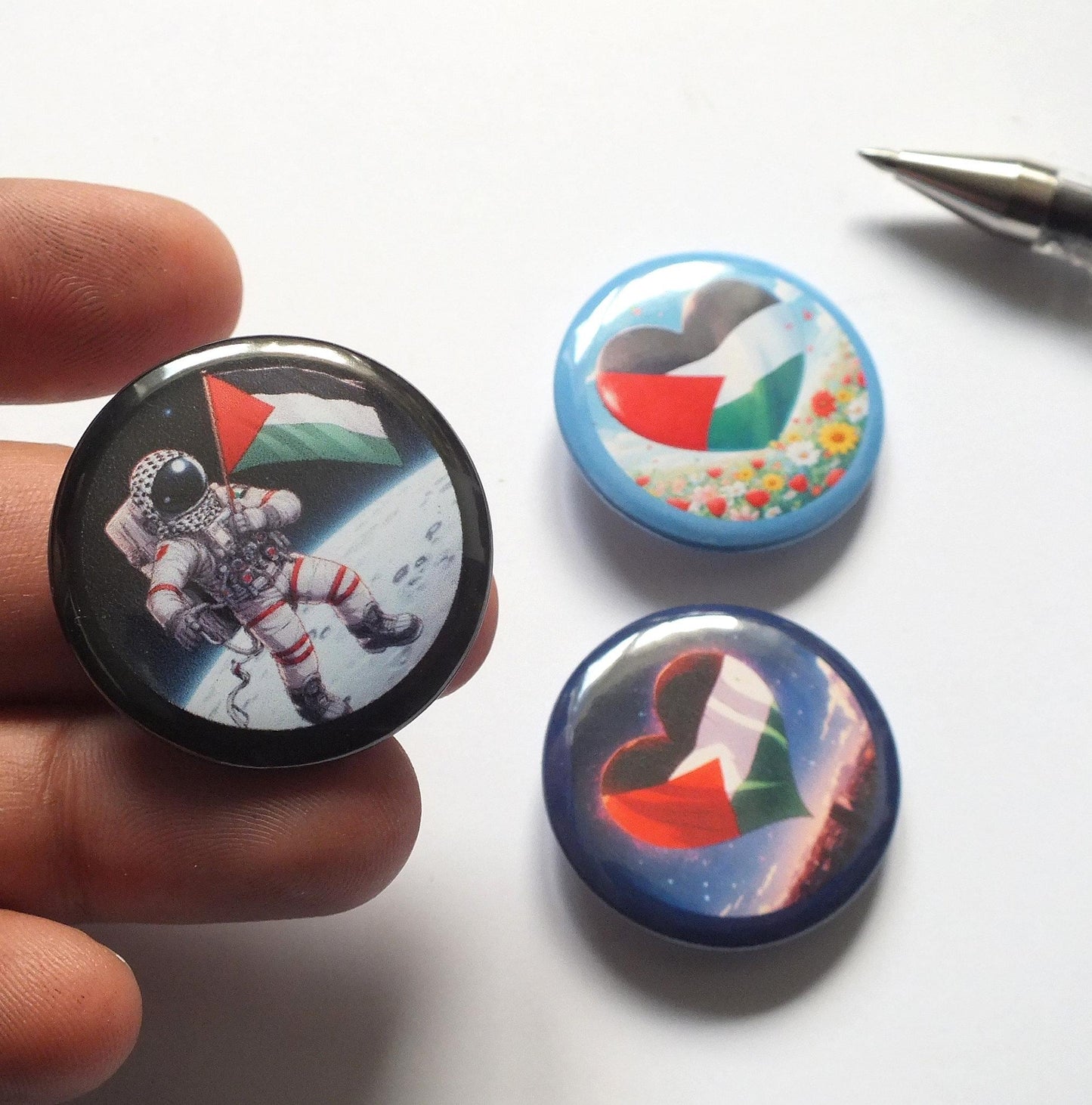 Palestine Awareness Pin – Heart Flag Badge with Keffiyeh Art – Vinyl Metal Button for Bags & Clothes - Protest and Pride Accessory