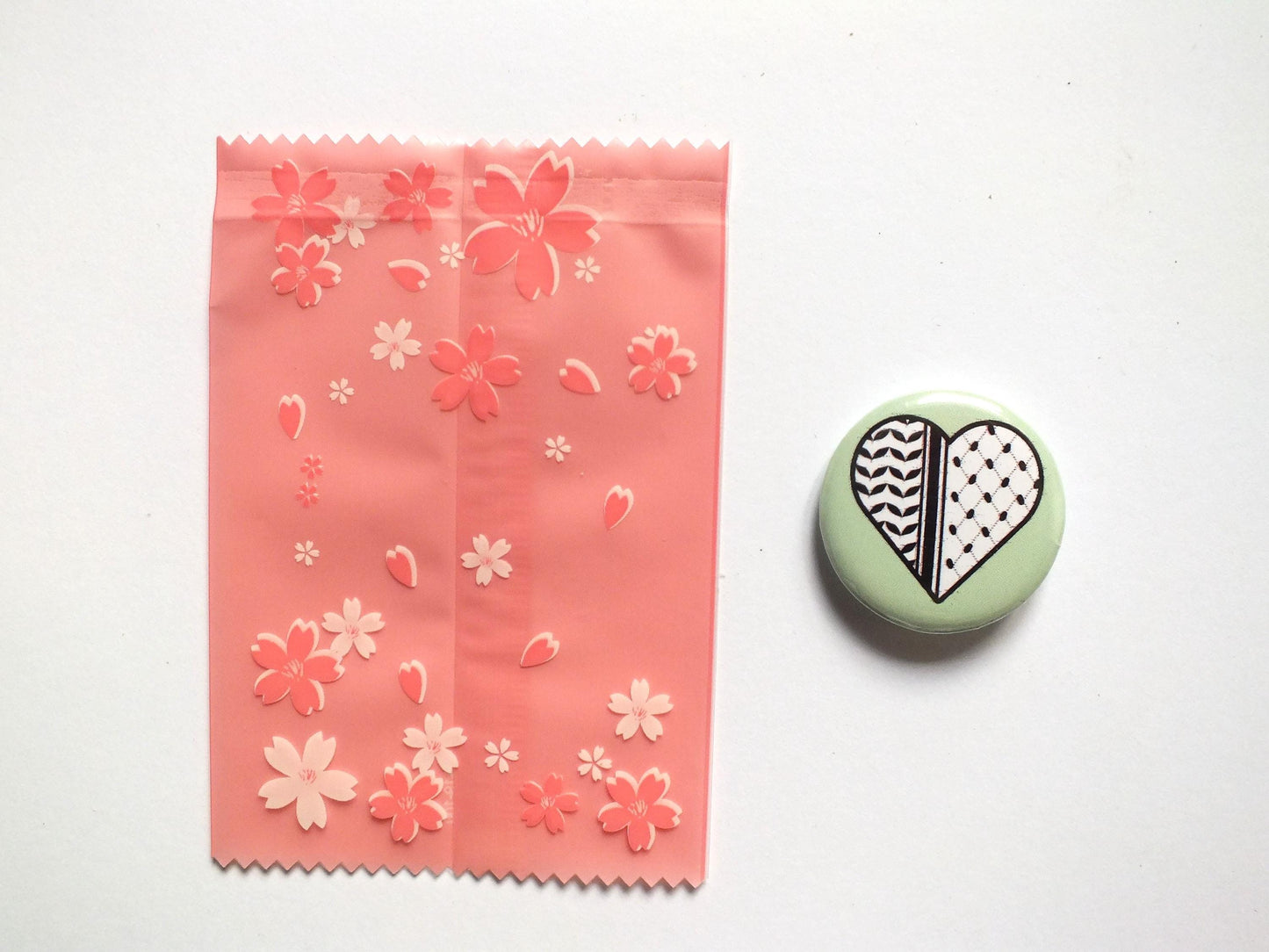 Pro-Palestine Pins - Round Solidarity Badge – Palestinian Flag and Keffiyeh Print – Perfect Activist Gift or Statement Pin