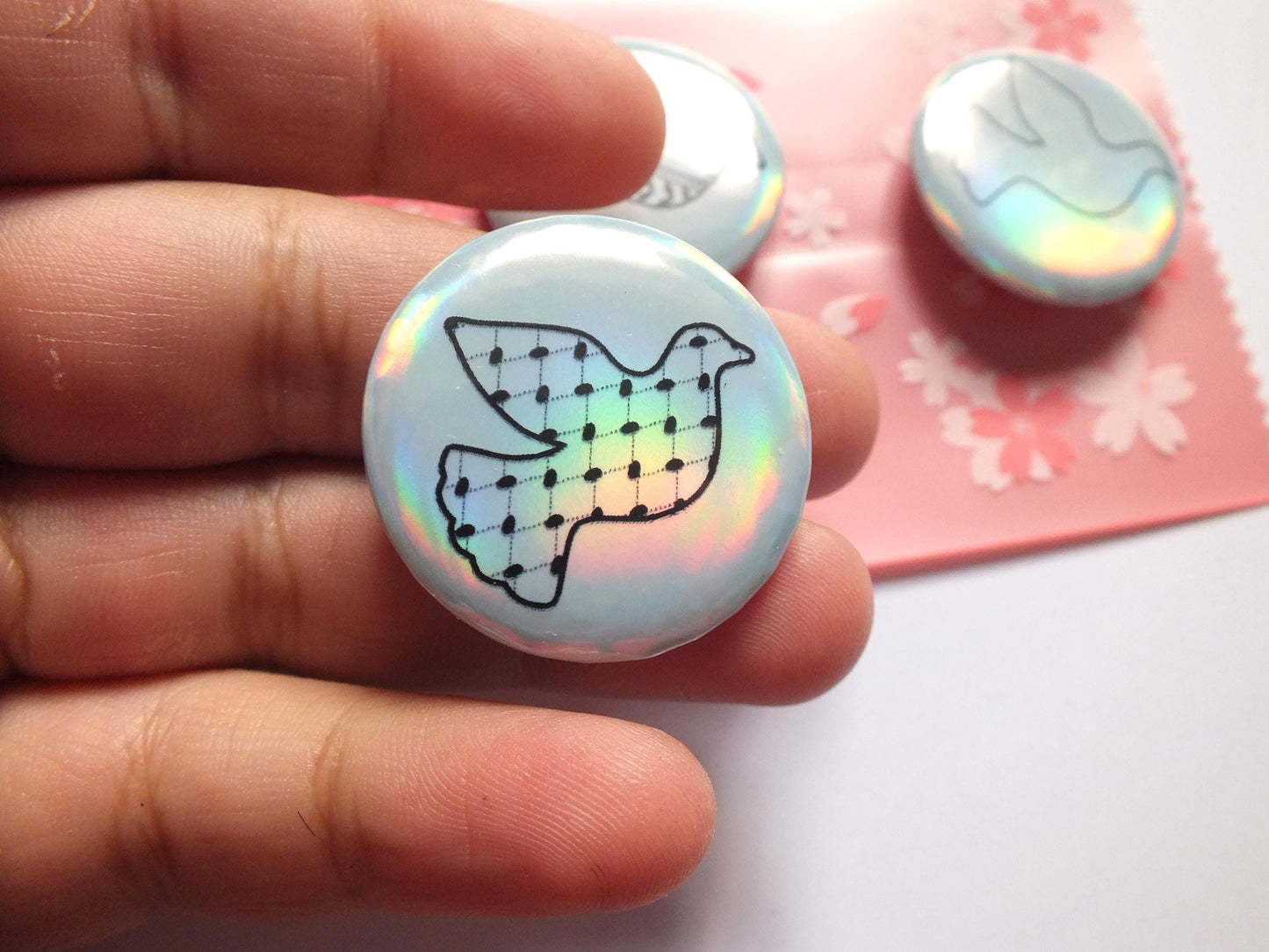 Holographic Peace Dove Keffiyeh Pin – Palestine Solidarity Badge for Jacket, Bag or Gift – Cultural Protest Accessory Gift for Activist