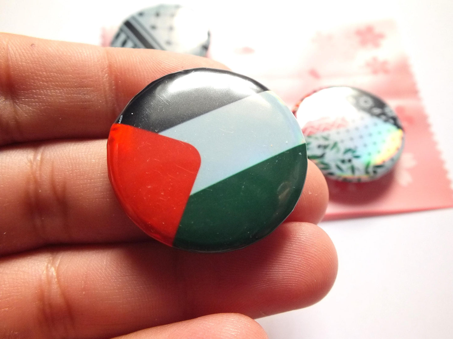 Bold Holographic Palestine Badge – Round Pin with Keffiyeh Pattern & Peace Dove Illustration – Palestinian Heritage Gift for Activist