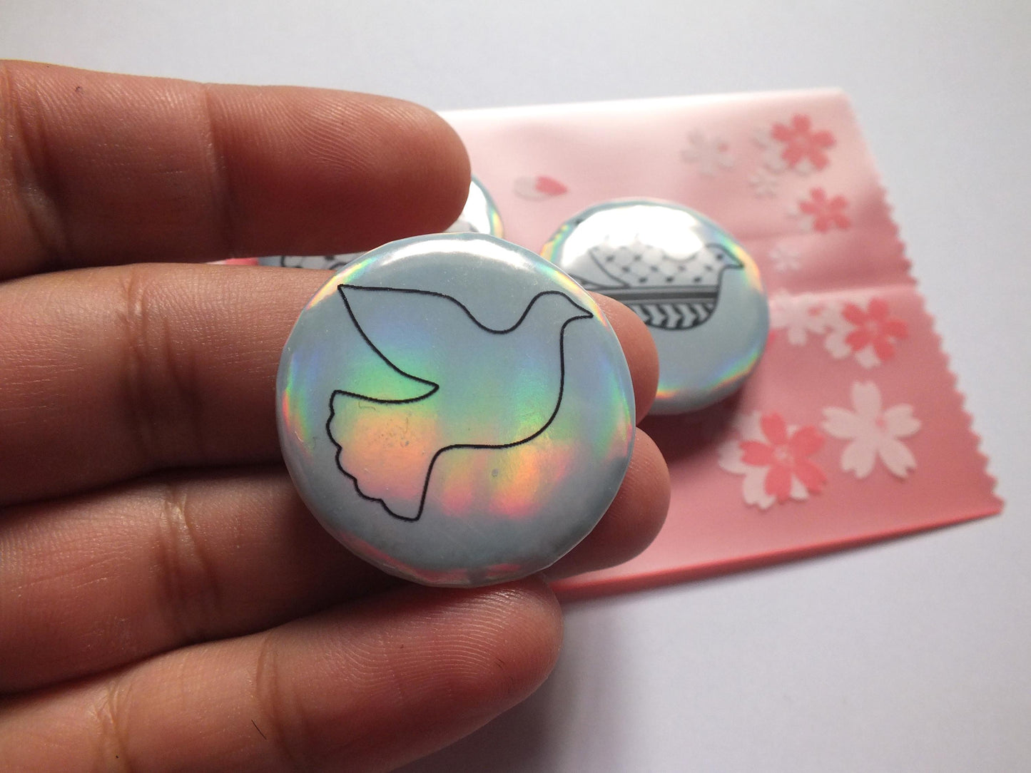 Holographic Peace Dove Keffiyeh Pin – Palestine Solidarity Badge for Jacket, Bag or Gift – Cultural Protest Accessory Gift for Activist