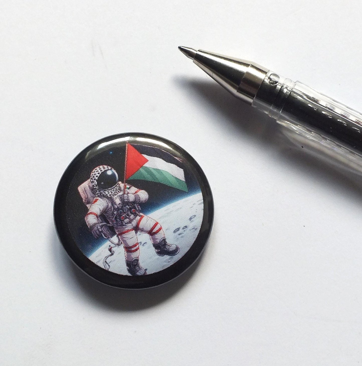 Palestine Awareness Pin – Heart Flag Badge with Keffiyeh Art – Vinyl Metal Button for Bags & Clothes - Protest and Pride Accessory