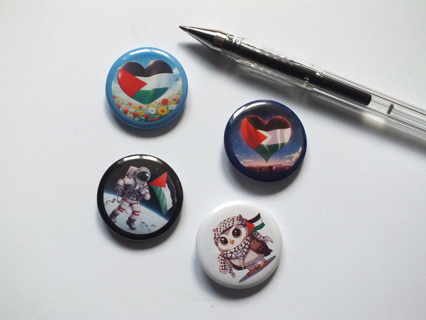Palestine Awareness Pin – Heart Flag Badge with Keffiyeh Art – Vinyl Metal Button for Bags & Clothes - Protest and Pride Accessory
