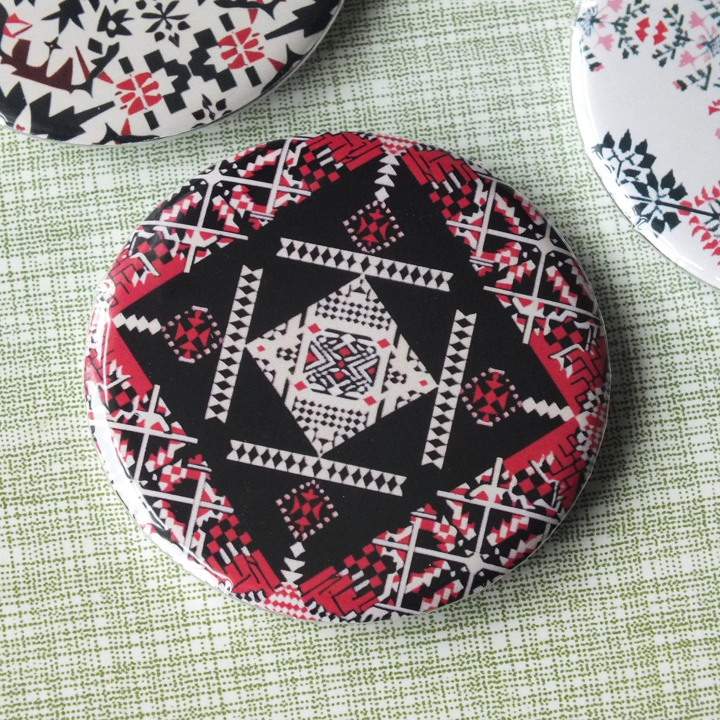 Protest Art Badge – Palestine Design with Keffiyeh & Tatreez Embroidery Pattern Print – Bold Vinyl Metal Pin for Justice Supporter