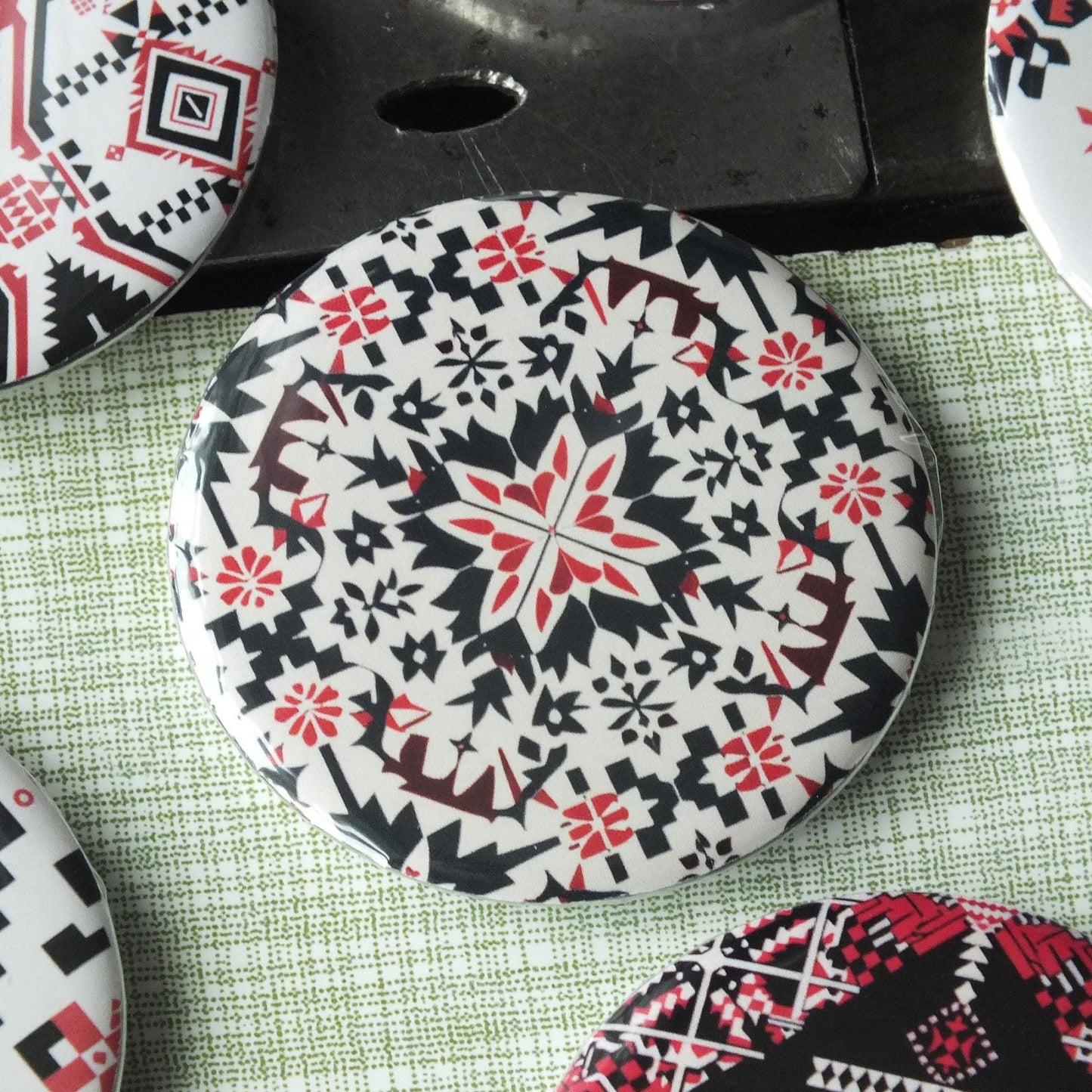 Protest Art Badge – Palestine Design with Keffiyeh & Tatreez Embroidery Pattern Print – Bold Vinyl Metal Pin for Justice Supporter