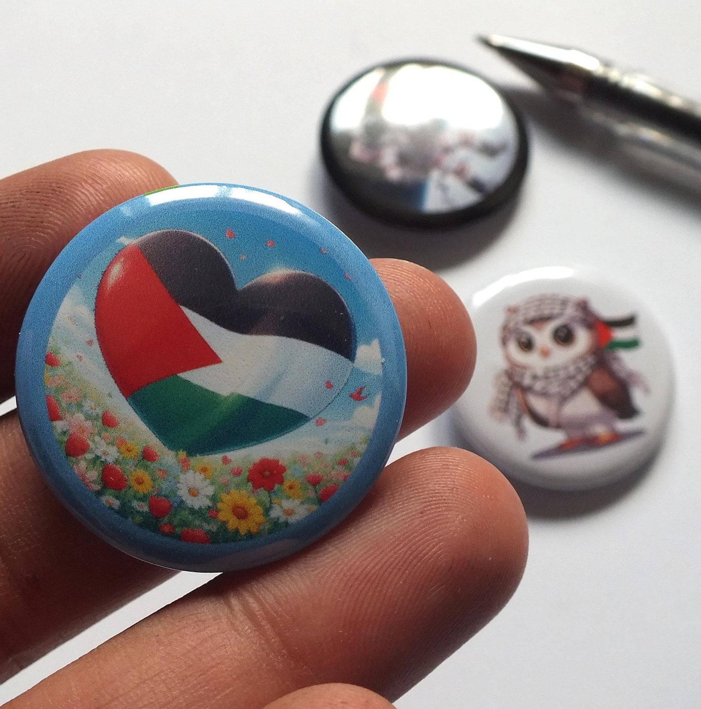 Palestine Awareness Pin – Heart Flag Badge with Keffiyeh Art – Vinyl Metal Button for Bags & Clothes - Protest and Pride Accessory