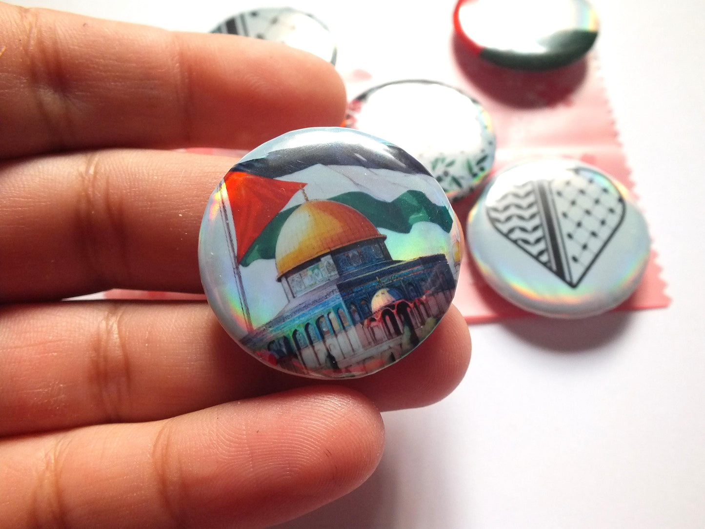 Bold Holographic Palestine Badge – Round Pin with Keffiyeh Pattern & Peace Dove Illustration – Palestinian Heritage Gift for Activist