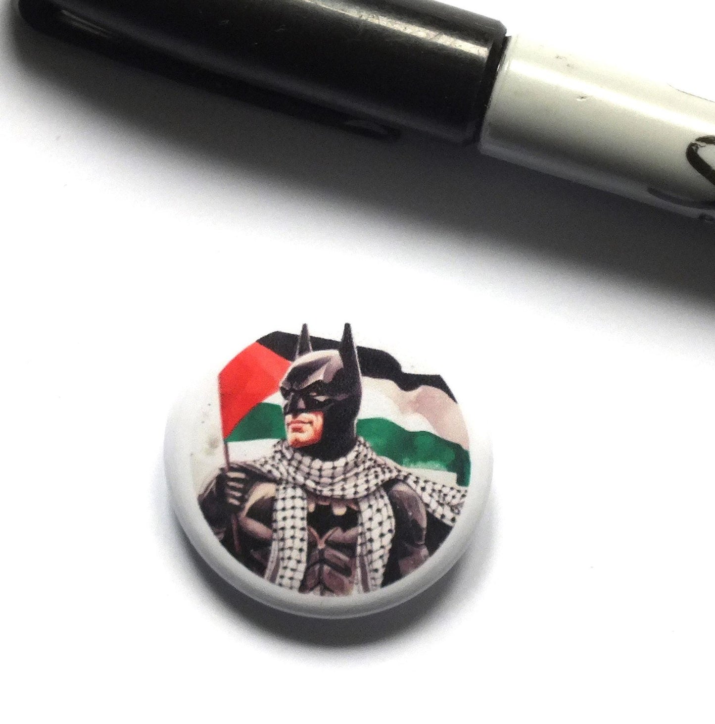 Palestine Support Badge – Keffiyeh & Heart Flag Pin – Vinyl Metal Button for Backpack, Jacket - Protest and Pride Design for Gaza