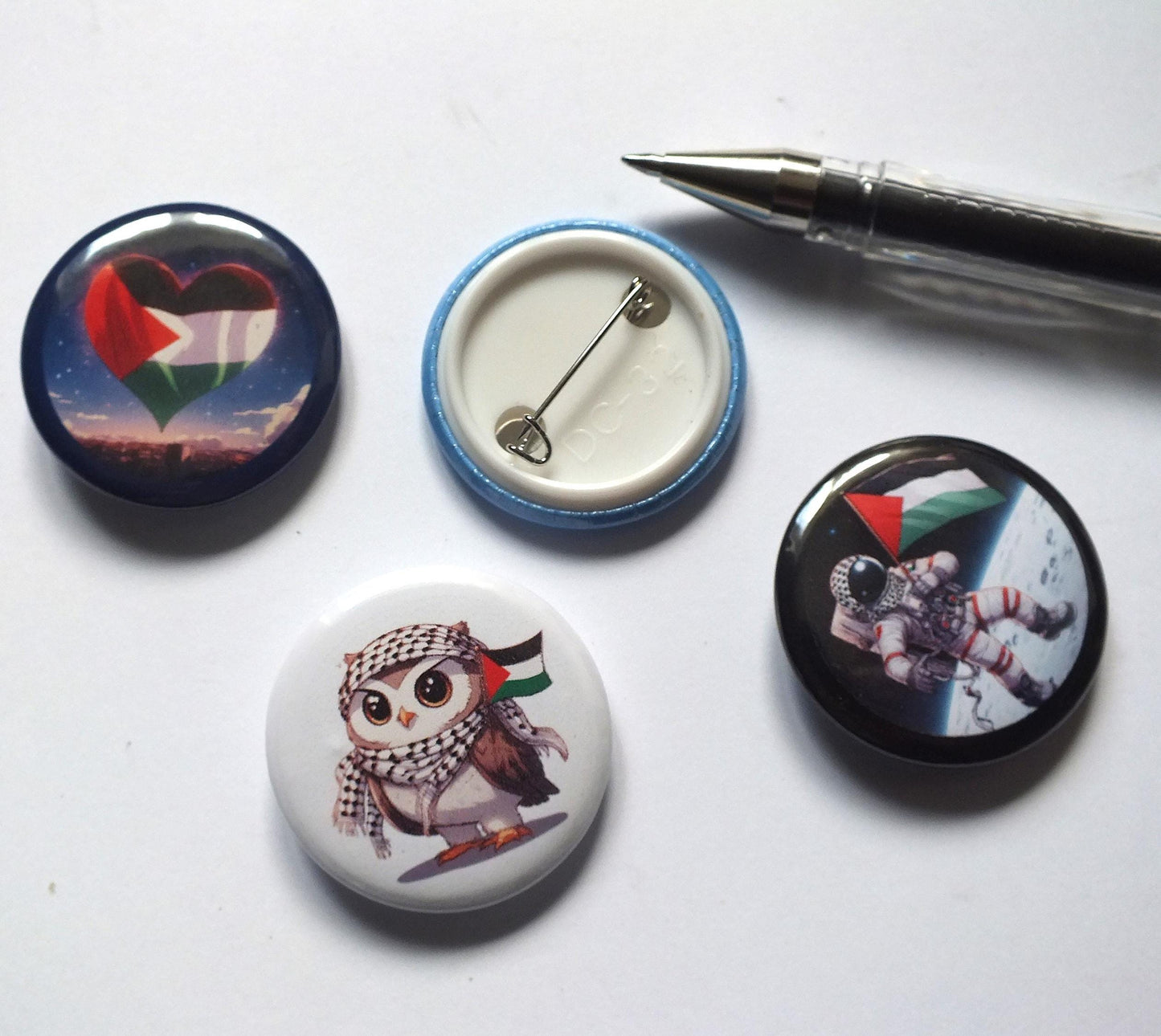 Palestine Awareness Pin – Heart Flag Badge with Keffiyeh Art – Vinyl Metal Button for Bags & Clothes - Protest and Pride Accessory