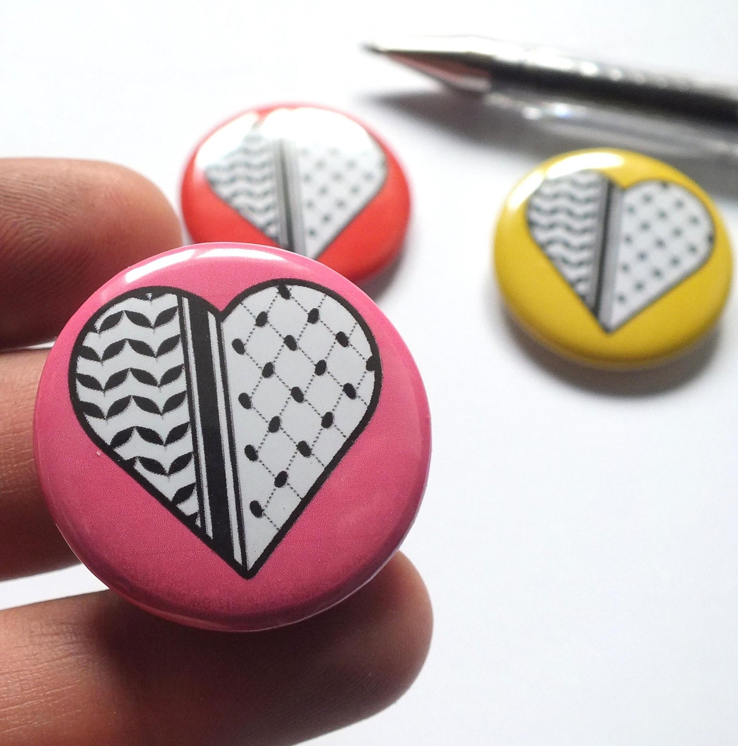 Palestine Keffiyeh Print Awareness Pin – Heart Flag Badge with Palestinian Embroidery Pattern – Vinyl Metal Button for Bags & Clothes