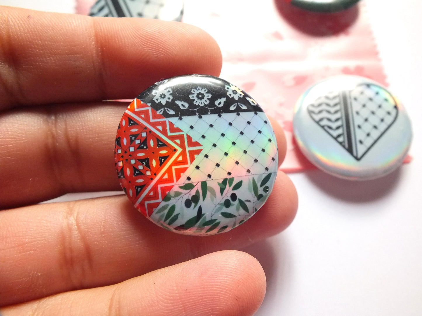 Bold Holographic Palestine Badge – Round Pin with Keffiyeh Pattern & Peace Dove Illustration – Palestinian Heritage Gift for Activist