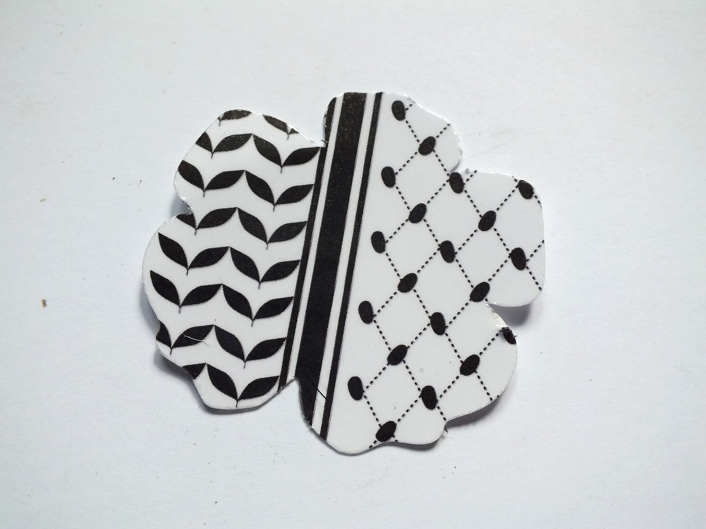 Minimalist Palestinian Keffiyeh Sticker – Glossy Vinyl Resistance Art for Laptop, Car Bumper – Symbol of Solidarity with Proceeds to Gaza