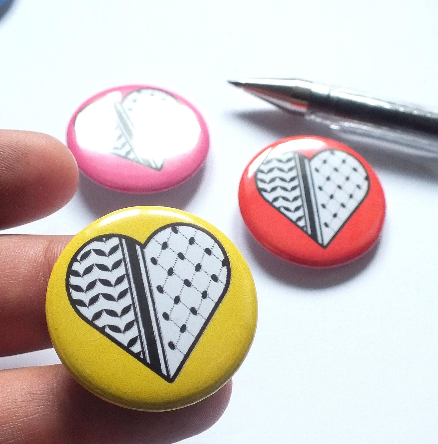 Palestine Keffiyeh Print Awareness Pin – Heart Flag Badge with Palestinian Embroidery Pattern – Vinyl Metal Button for Bags & Clothes