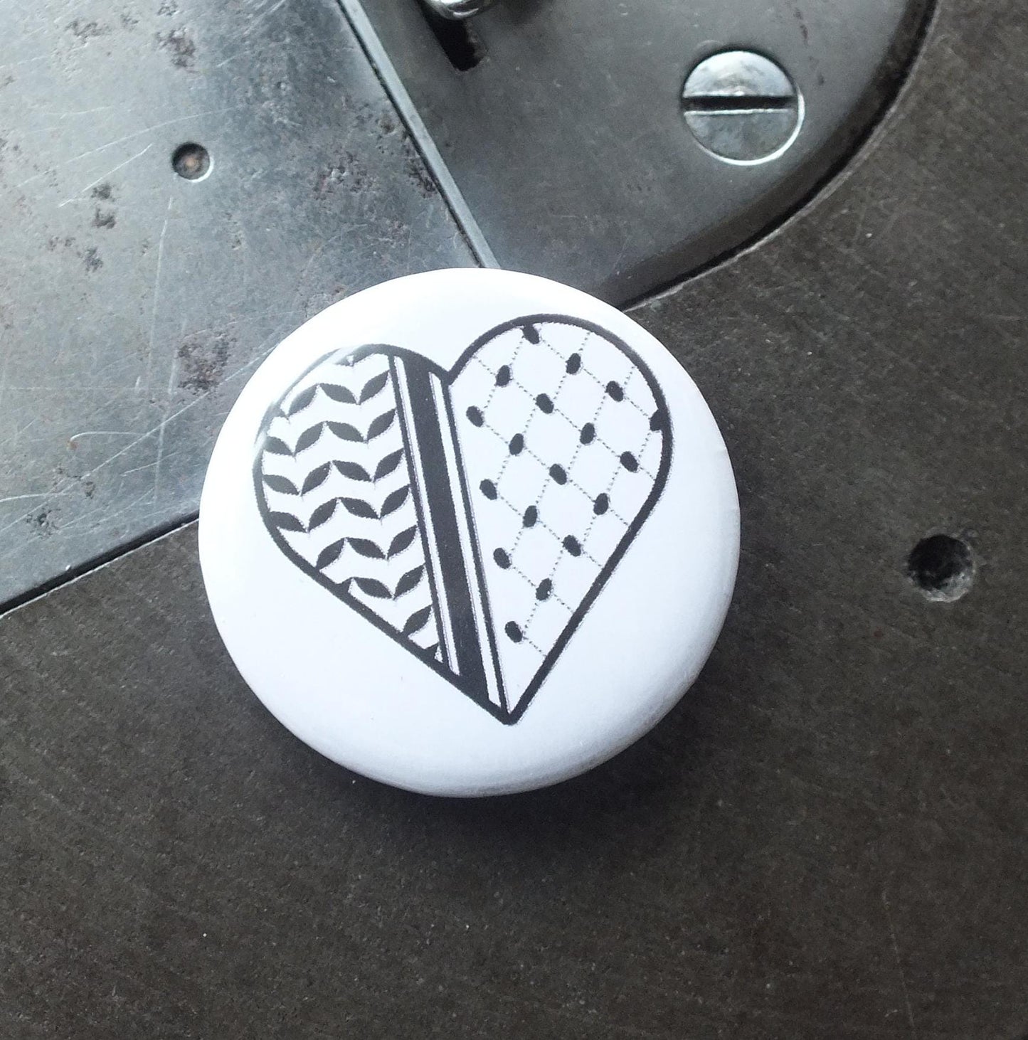 Heart-Shaped Palestine Flag Badge – Protest Art Pin for Activists & Supporters - Durable Vinyl Metal Design for Clothing or Backpack
