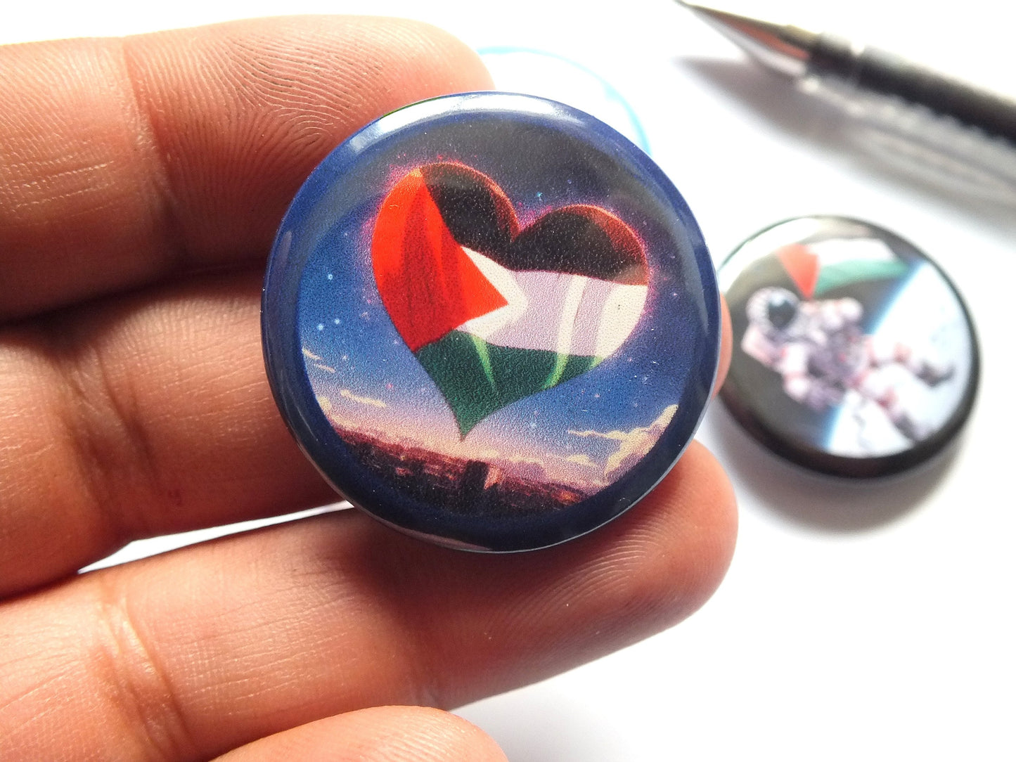 Palestine Awareness Pin – Heart Flag Badge with Keffiyeh Art – Vinyl Metal Button for Bags & Clothes - Protest and Pride Accessory