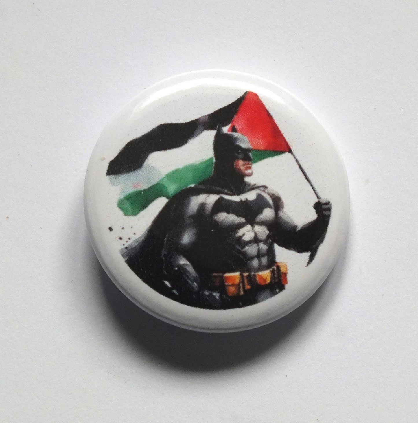 Palestine Support Badge – Keffiyeh & Heart Flag Pin – Vinyl Metal Button for Backpack, Jacket - Protest and Pride Design for Gaza