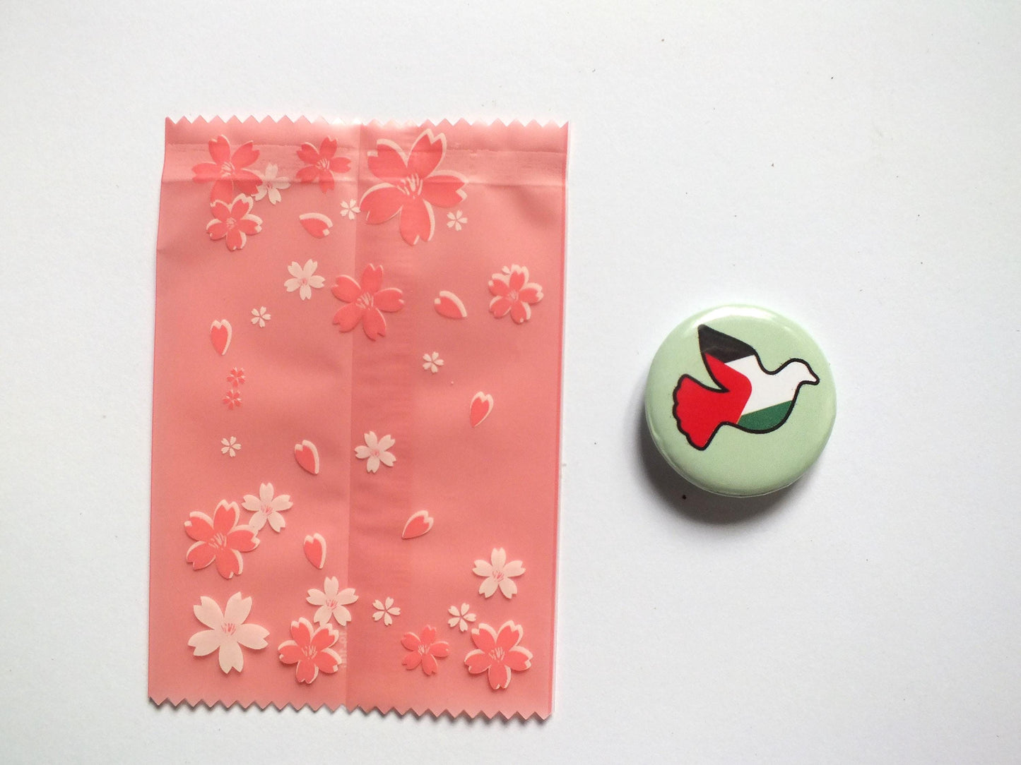 Pro-Palestine Pins - Round Solidarity Badge – Palestinian Flag and Keffiyeh Print – Perfect Activist Gift or Statement Pin