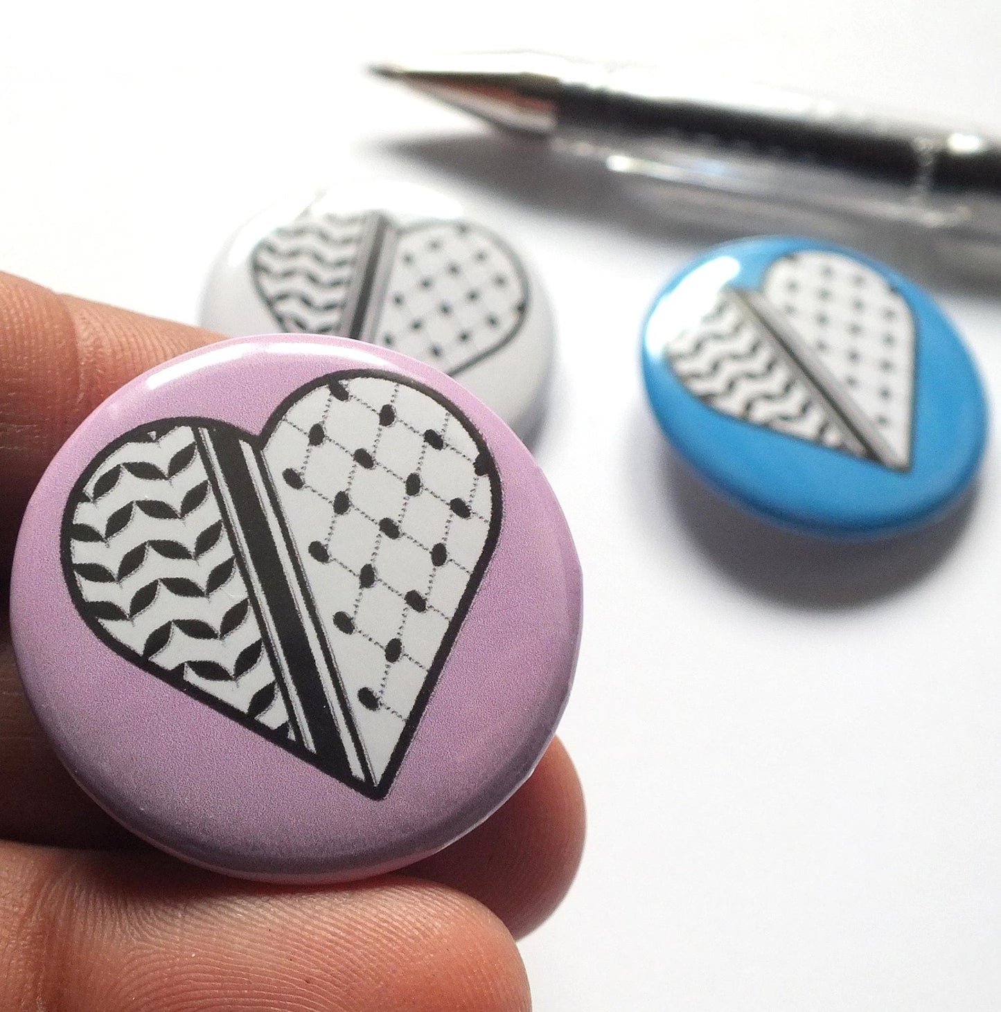 Palestine Keffiyeh Print Awareness Pin – Heart Flag Badge with Palestinian Embroidery Pattern – Vinyl Metal Button for Bags & Clothes