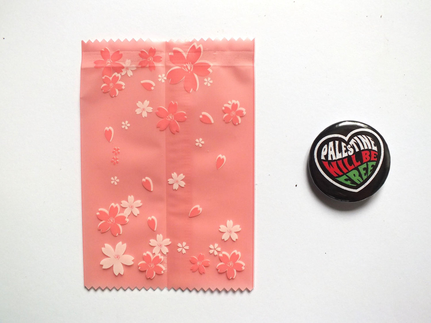 Pro-Palestine Pins - Round Solidarity Badge – Palestinian Flag and Keffiyeh Print – Perfect Activist Gift or Statement Pin