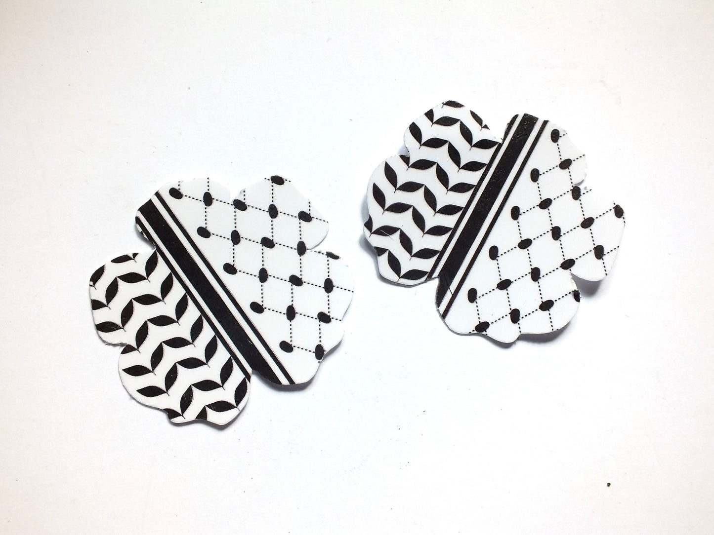 Minimalist Palestinian Keffiyeh Sticker – Glossy Vinyl Resistance Art for Laptop, Car Bumper – Symbol of Solidarity with Proceeds to Gaza