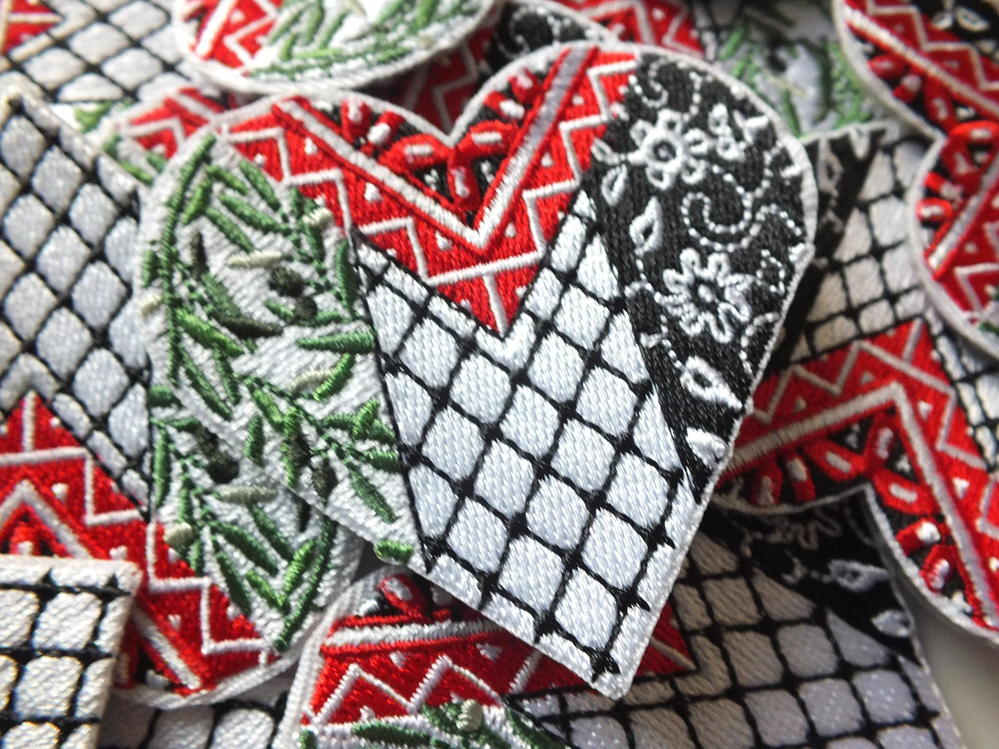 Bold Keffiyeh Pattern Patch – Heart Shape Pro Palestine Embroidered Badge – Iron-On or Hook & Loop Option - Cultural Embroidered Design