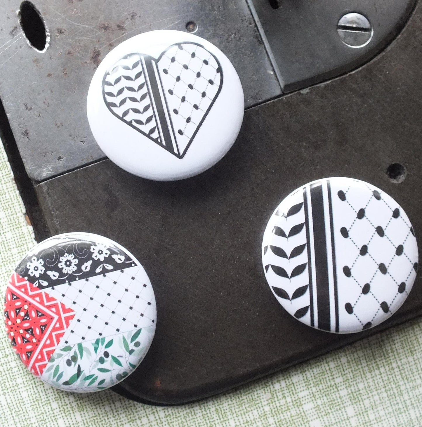 Heart-Shaped Palestine Flag Badge – Protest Art Pin for Activists & Supporters - Durable Vinyl Metal Design for Clothing or Backpack