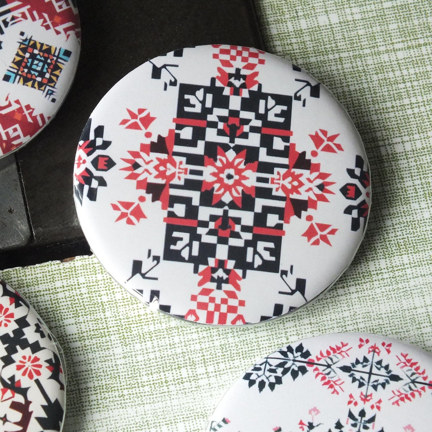 Protest Art Badge – Palestine Design with Keffiyeh & Tatreez Embroidery Pattern Print – Bold Vinyl Metal Pin for Justice Supporter