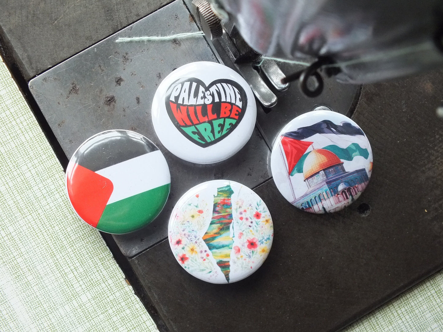 Free Palestine Button Badges - Flag of Palestine Pin for Pro Palestinian Activist - Solidarity Gift for Supporters