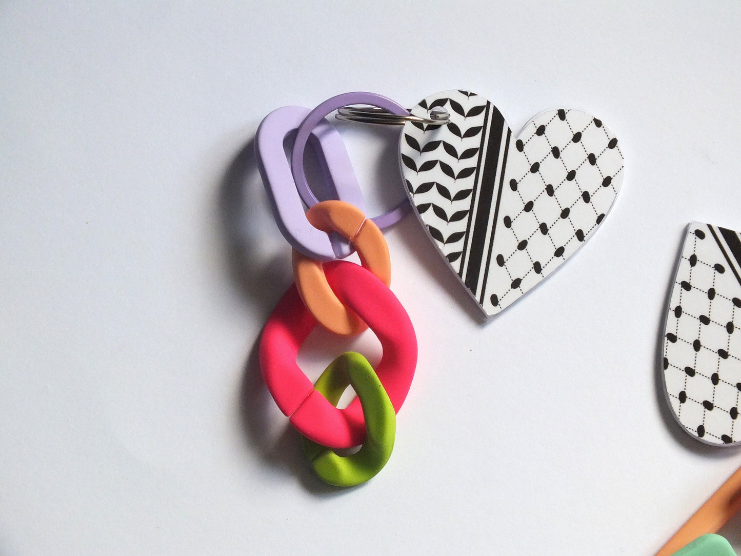 Palestine Keyring with Keffiyeh Pattern - Free Palestine Gift for Pro Palestinian Activists with Watermelon Charms - Proceeds to Gaza