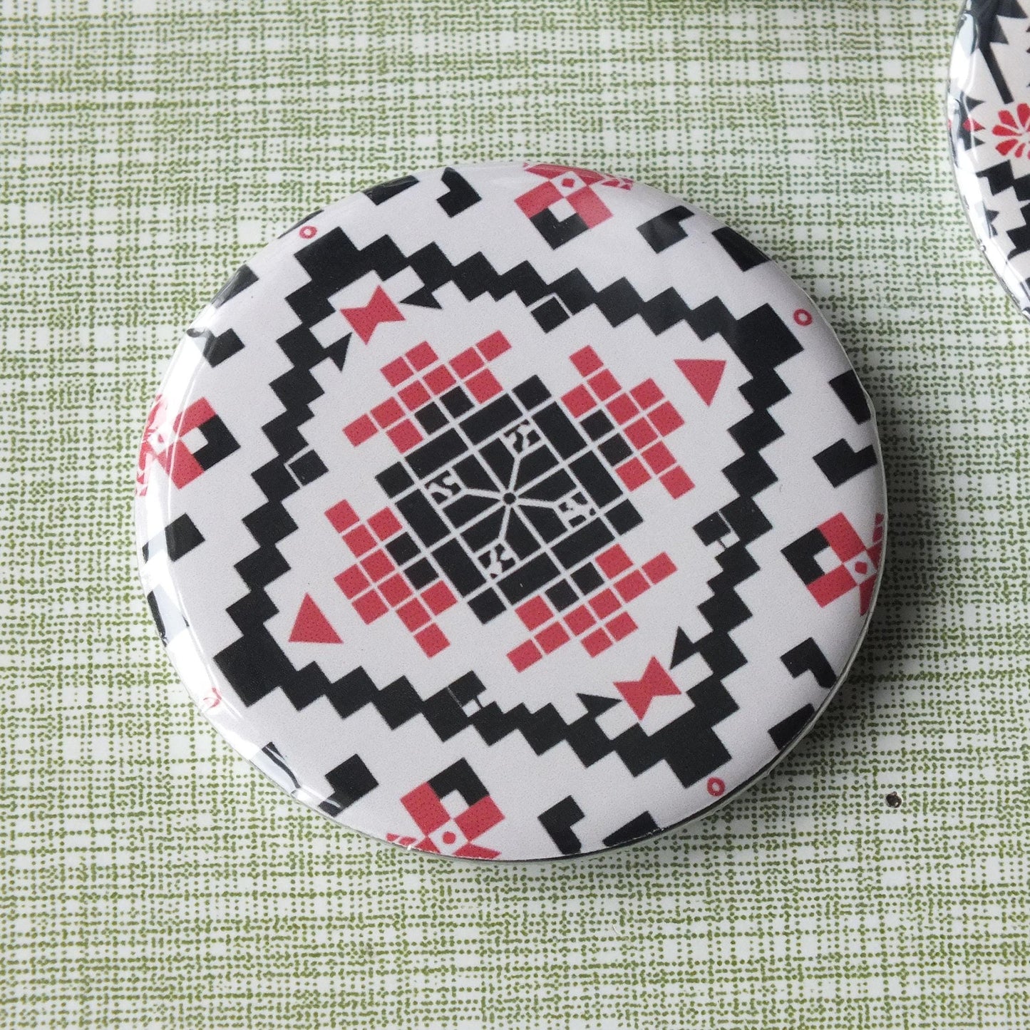Protest Art Badge – Palestine Design with Keffiyeh & Tatreez Embroidery Pattern Print – Bold Vinyl Metal Pin for Justice Supporter