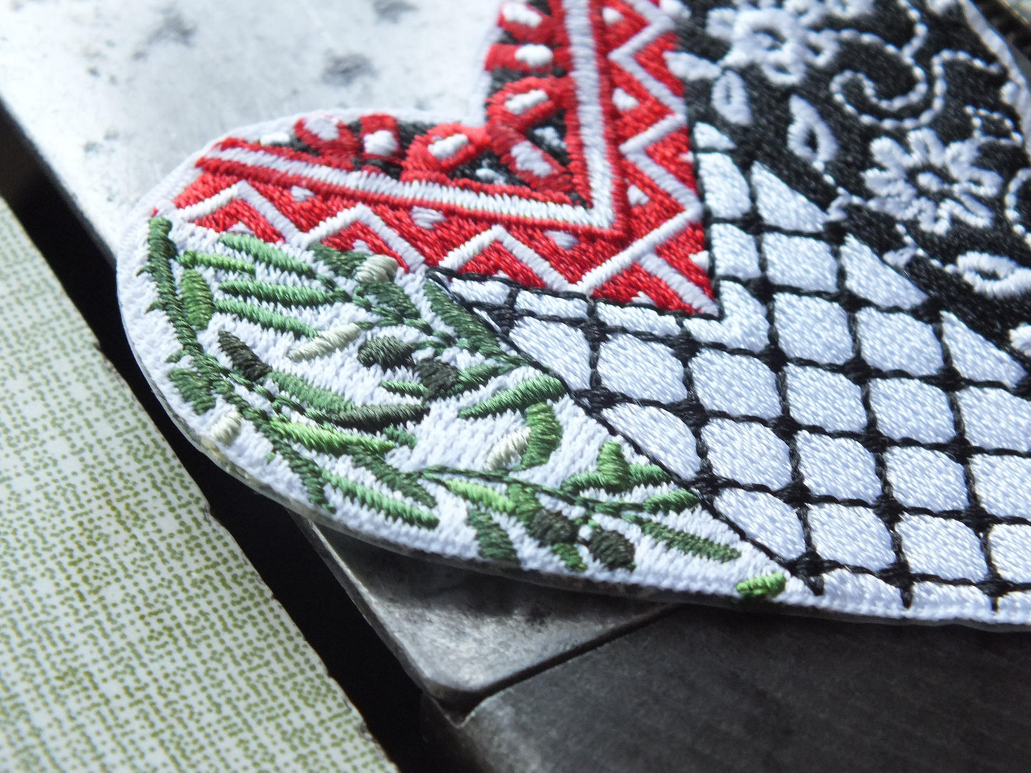 Bold Keffiyeh Pattern Patch – Heart Shape Pro Palestine Embroidered Badge – Iron-On or Hook & Loop Option - Cultural Embroidered Design