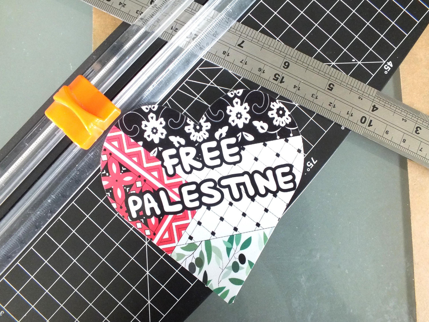 Keffiyeh Flag Love Heart Sticker – Palestinian Embroidery Pattern Decal for Laptop, Car Window, Phone Case – Glossy Resistance Icon for Gaza