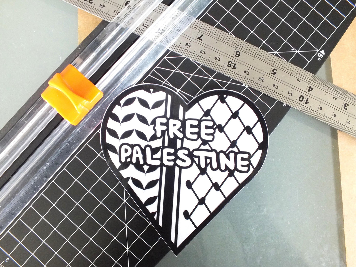 Bold Keffiyeh Vinyl Sticker – Palestine Support Decal for Phone, Journal, Car Bumper – Symbolic Protest Art Solidarity Decal for Gaza