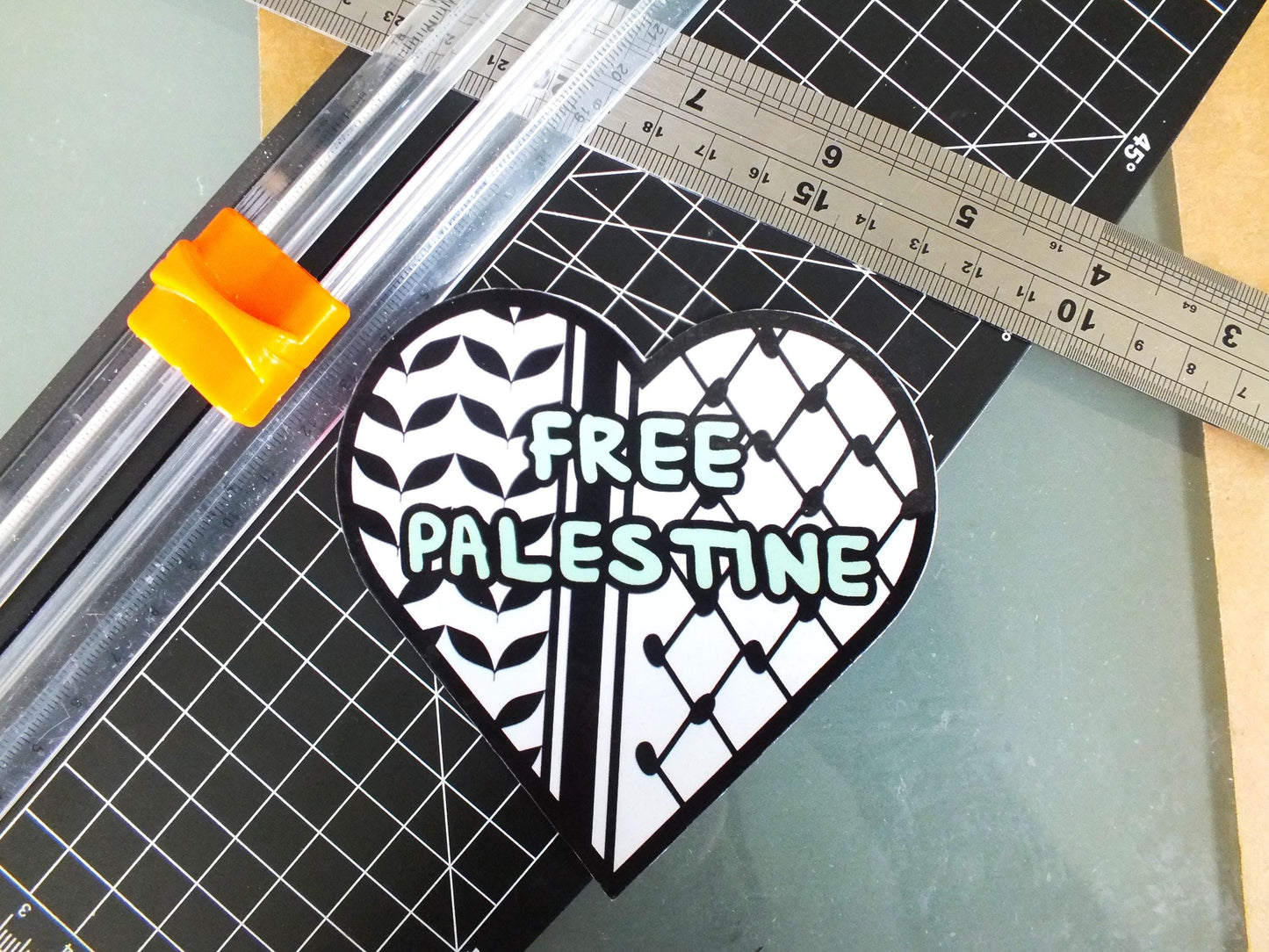 Symbolic Keffiyeh Sticker – Minimalist Free Palestine Vinyl Art for Car Bumper, Laptop, Water Bottle – Durable Glossy Vinyl Decal