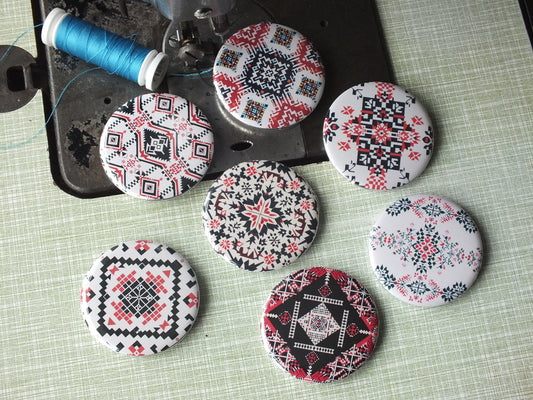 Protest Art Badge – Palestine Design with Keffiyeh & Tatreez Embroidery Pattern Print – Bold Vinyl Metal Pin for Justice Supporter