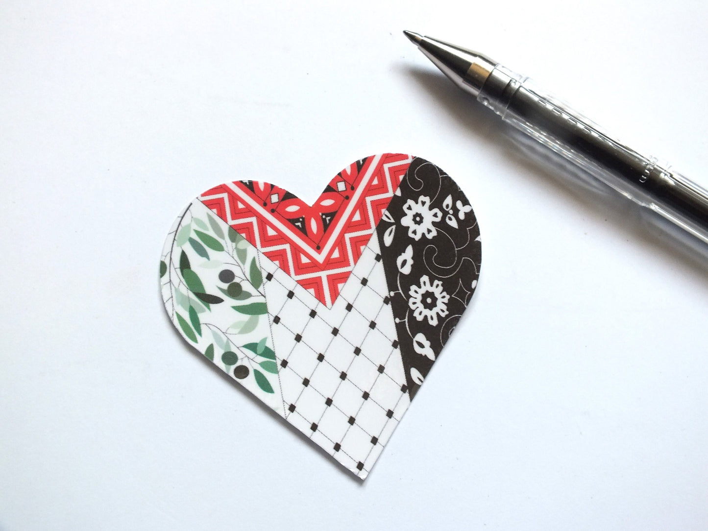 Minimalist Keffiyeh Flag Sticker – Palestine Solidarity Decal for Car Bumper, Laptop, iPad, iPhone – Palestinian Protest Symbol Vinyl Heart