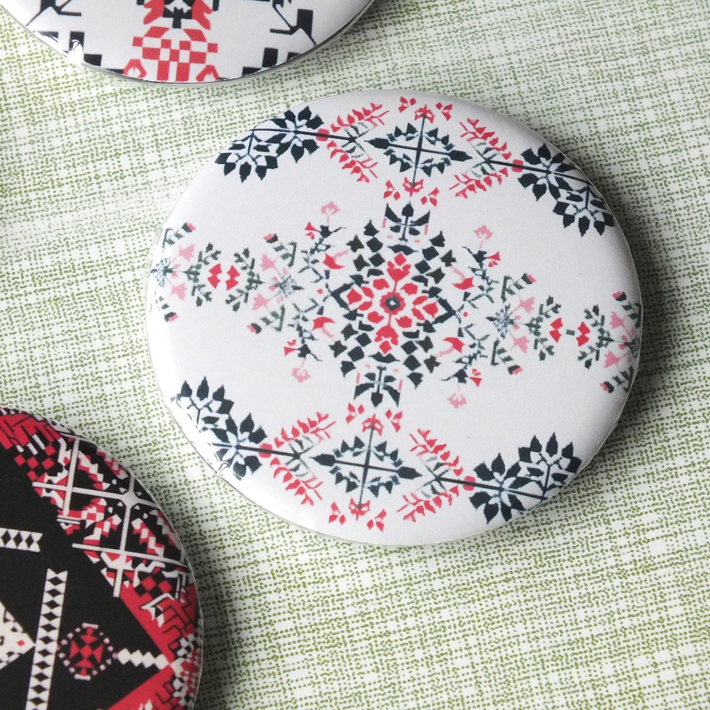 Protest Art Badge – Palestine Design with Keffiyeh & Tatreez Embroidery Pattern Print – Bold Vinyl Metal Pin for Justice Supporter