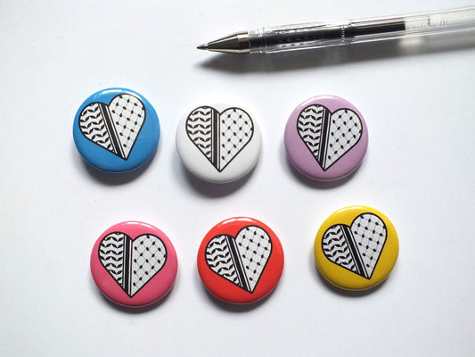 Palestine Keffiyeh Print Awareness Pin – Heart Flag Badge with Palestinian Embroidery Pattern – Vinyl Metal Button for Bags & Clothes